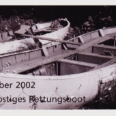 2002, ein rostiges Rettungsboot